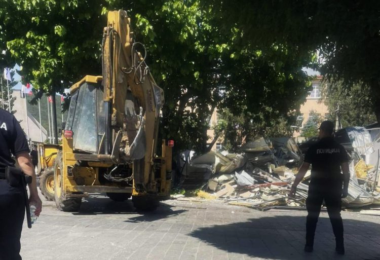 Се рушат бесправно поставени урбана опрема и објекти на јавни површи во центарот на Струмица