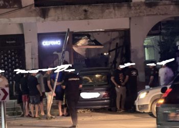 Мерцедес се забил во дуќан кај главната болница во Струмица – едно лице потешко повредено