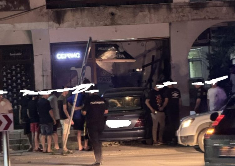 Мерцедес се забил во дуќан кај главната болница во Струмица – едно лице потешко повредено