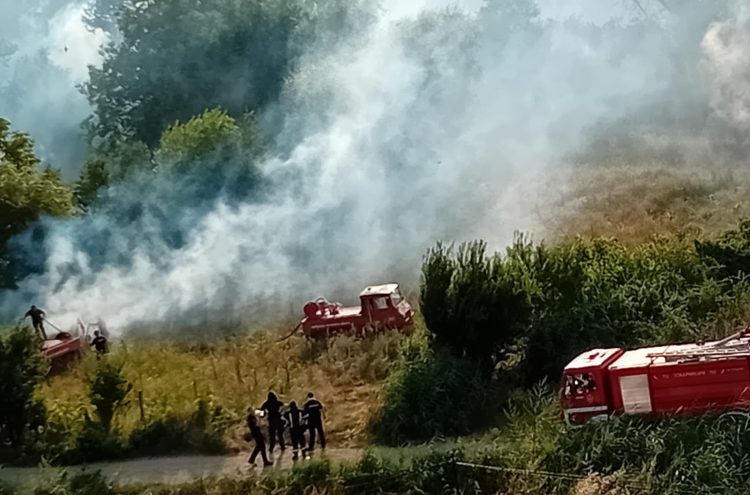 Александар Гудев: Зафатена е поголема површина со оган, изгореа две викендици побарана е помош од Валандово