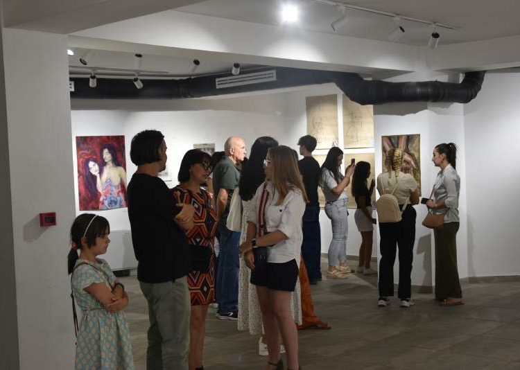 Во Градската Уметничка галерија поставена изложба на дела од Камелија Каламерникова – ќе можете да ги погледнете во ноќните часови до 20 јули