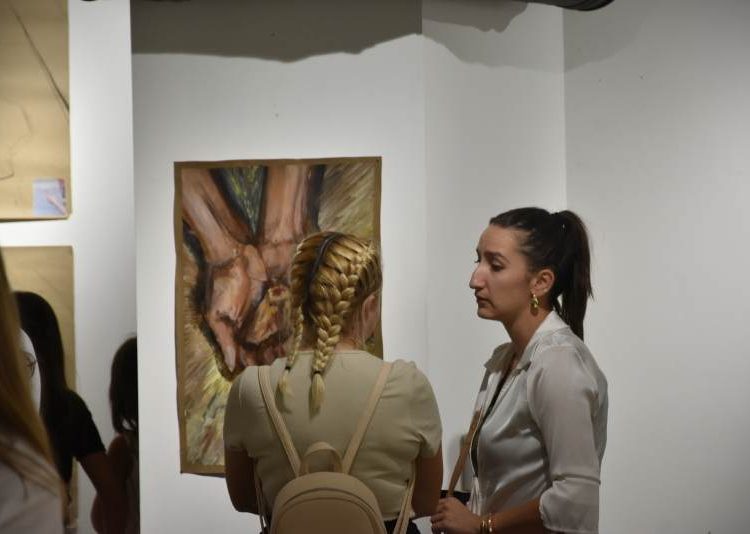 Во Градската Уметничка галерија поставена изложба на дела од Камелија Каламерникова – ќе можете да ги погледнете во ноќните часови до 20 јули