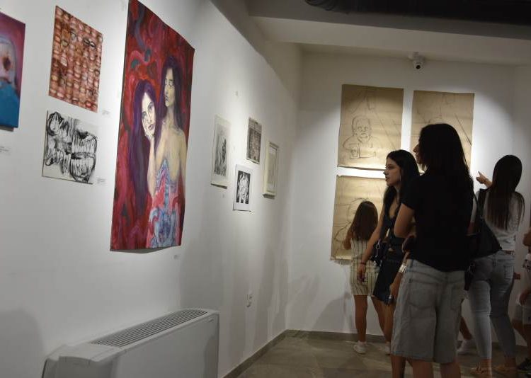 Во Градската Уметничка галерија поставена изложба на дела од Камелија Каламерникова – ќе можете да ги погледнете во ноќните часови до 20 јули