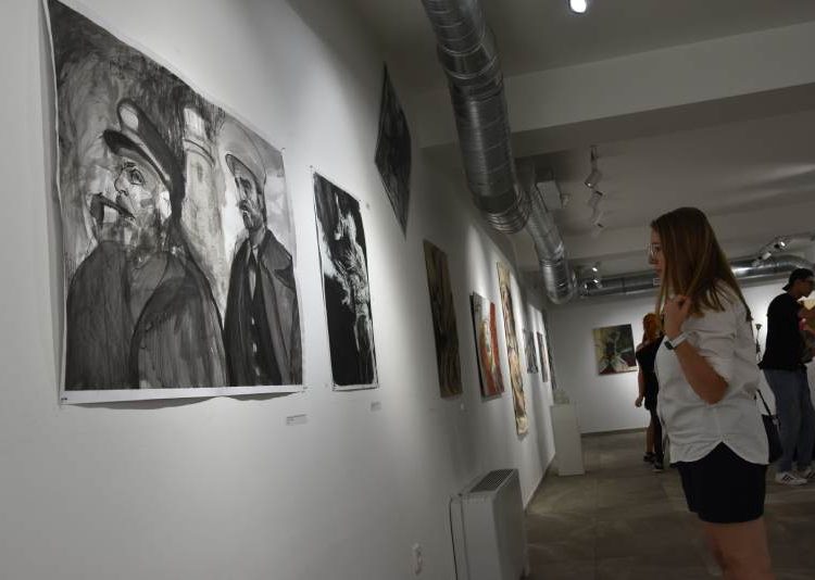 Во Градската Уметничка галерија поставена изложба на дела од Камелија Каламерникова – ќе можете да ги погледнете во ноќните часови до 20 јули