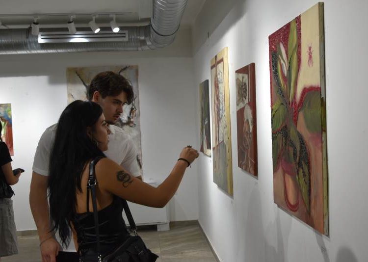 Во Градската Уметничка галерија поставена изложба на дела од Камелија Каламерникова – ќе можете да ги погледнете во ноќните часови до 20 јули