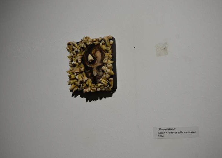 Во Градската Уметничка галерија поставена изложба на дела од Камелија Каламерникова – ќе можете да ги погледнете во ноќните часови до 20 јули