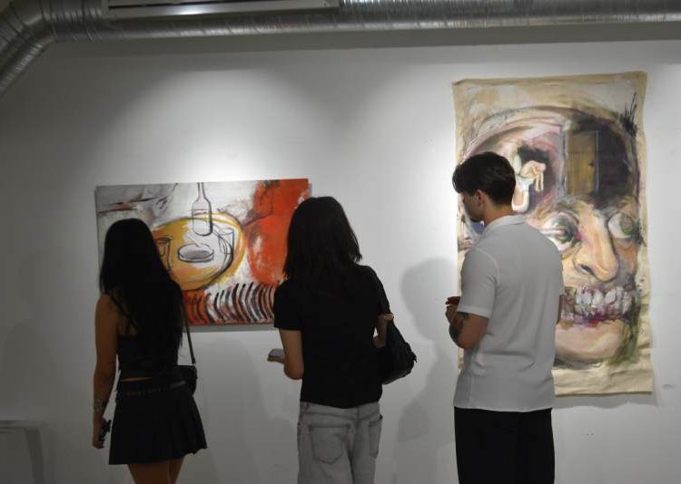 Во Градската Уметничка галерија поставена изложба на дела од Камелија Каламерникова – ќе можете да ги погледнете во ноќните часови до 20 јули