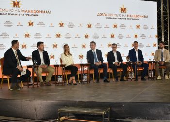 ВМРО-ДПМНЕ на струмичкиот плоштад одржа отворена трибина по повод една година владеење