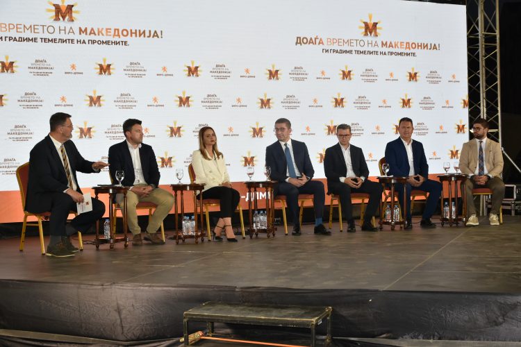 ВМРО-ДПМНЕ на струмичкиот плоштад одржа отворена трибина по повод една година владеење