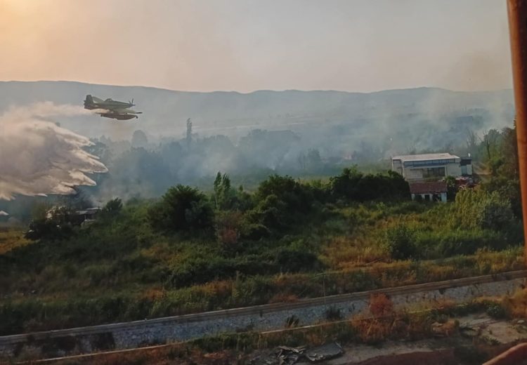 Вклучен е авион за гасење на пожарот во непосредна близина на градот Струмица