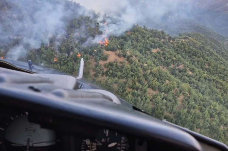ВИДЕО: Полициски хеликоптер во 60 налети исфрли 80 тони вода врз пожар во струмичко