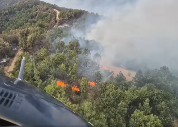 Сé уште гори на планината Готен – полицискиот хеликоптер во спасувачка мисија со обезбедување безбеден премин за евакуација