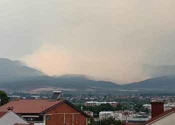 ЦУК: Пожарот кај селото Нивичино брзо се шири поради ветерот и сувото време