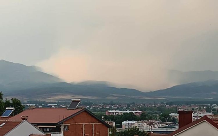 ЦУК: Пожарот кај селото Нивичино брзо се шири поради ветерот и сувото време