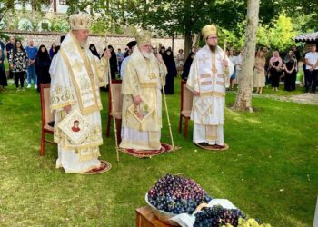 На Преображение, во манастирот во Велјуса беше отслужена света повеќеархиерејска Литургија со Митрополите г. Дамаскин, г. Наум и Епископот дремвитски г. Давид