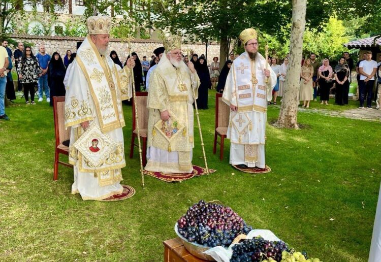 На Преображение, во манастирот во Велјуса беше отслужена света повеќеархиерејска Литургија со Митрополите г. Дамаскин, г. Наум и Епископот дремвитски г. Давид
