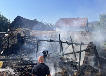 Пожар во Штука – гореше кровна конструкција од куќа и штала