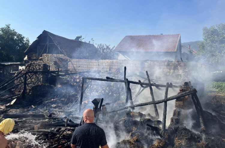 Пожар во Штука – гореше кровна конструкција од куќа и штала