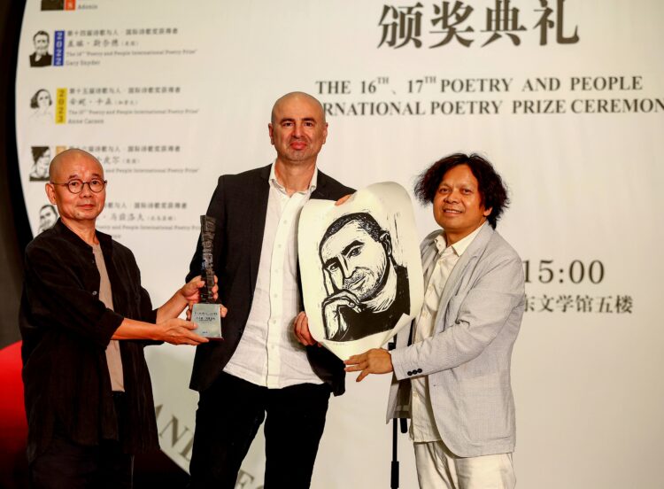 Никола Маџиров лауреат на 17-та меѓународна награда за поезија „Поезија и луѓе“ во кинескиот град Гуангџоу