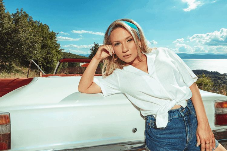 Александра Јанева со нова верзија на безвременската „Ми подаваш рака” од Даниела Панчетовиќ