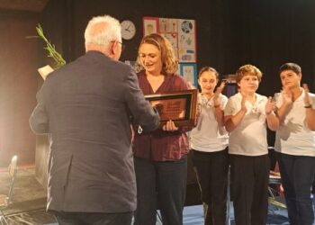 Годинашниот лауреат на фестивалот „Ристо Шишков“, Биљана Драгичевиќ Пројковска ја прими наградата од директорот Ване Ристов Патриков