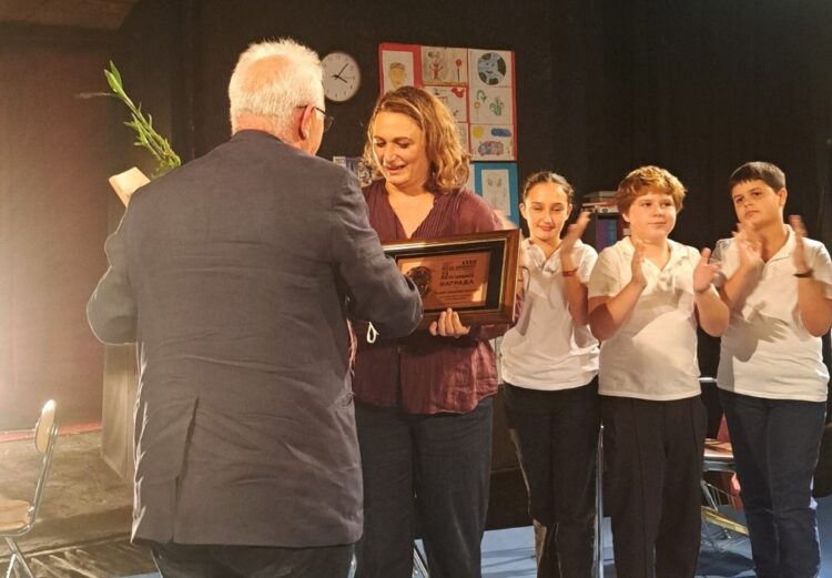 Годинашниот лауреат на фестивалот „Ристо Шишков“, Биљана Драгичевиќ Пројковска ја прими наградата од директорот Ване Ристов Патриков