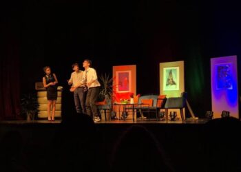 Младите струмичани од претставата „Стјуардеси“ настапија на меѓународен театарски фестивал во Србија