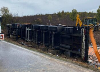 ФОТО: Пожарникари од Струмица и Гевгелија извлекоа повредени лица од превртено товарно возило