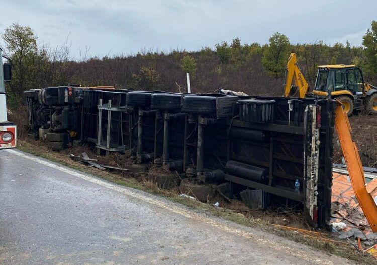 ФОТО: Пожарникари од Струмица и Гевгелија извлекоа повредени лица од превртено товарно возило