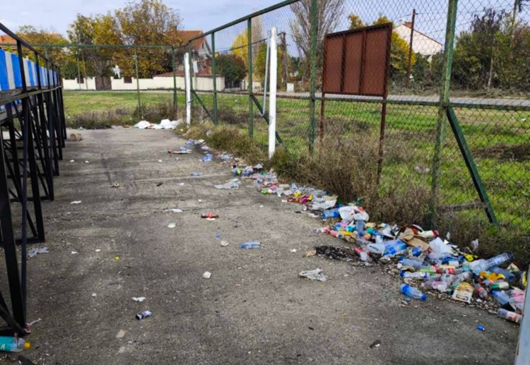 „Комуналец“ го исчисти просторот околу игралиштата кај стадионот – апел до младите за поголема еко-свесност