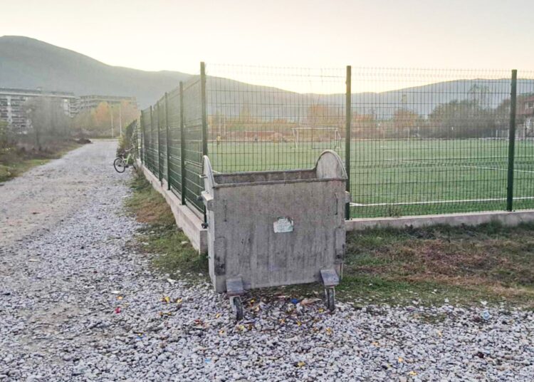 „Комуналец“ го исчисти просторот околу игралиштата кај стадионот – апел до младите за поголема еко-свесност
