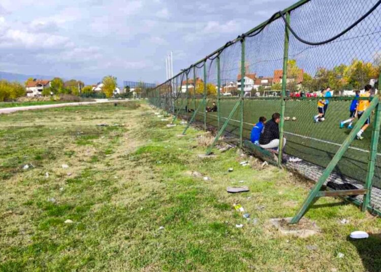 „Комуналец“ го исчисти просторот околу игралиштата кај стадионот – апел до младите за поголема еко-свесност