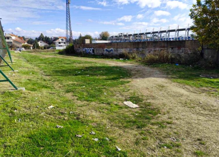 „Комуналец“ го исчисти просторот околу игралиштата кај стадионот – апел до младите за поголема еко-свесност