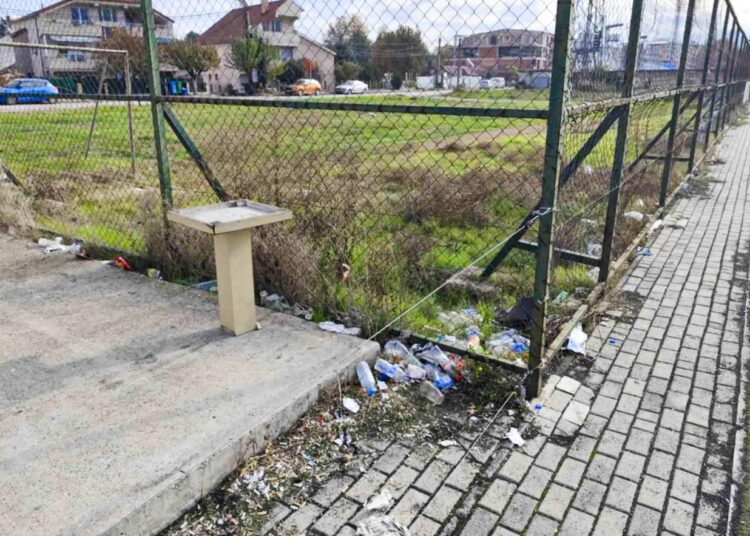 „Комуналец“ го исчисти просторот околу игралиштата кај стадионот – апел до младите за поголема еко-свесност