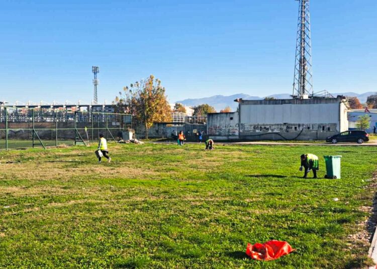 „Комуналец“ го исчисти просторот околу игралиштата кај стадионот – апел до младите за поголема еко-свесност