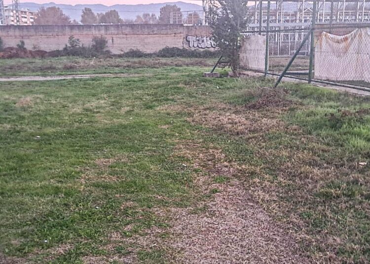 „Комуналец“ го исчисти просторот околу игралиштата кај стадионот – апел до младите за поголема еко-свесност