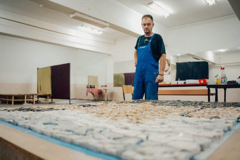 Саат кулата на струмичкиот плоштад ќе добие нов лик – Александар Филев прави мозаик