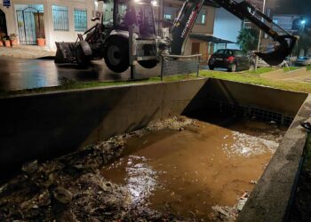 ФОТО: Комуналец интервенира во поројот „Крушевска Република“ по надојдениот отпад од врнежите