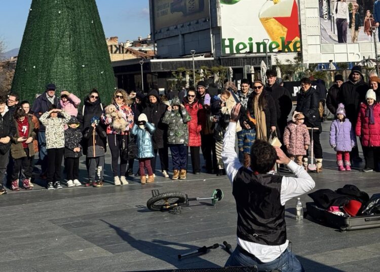 Новогодишниот базар „Струмица 2025“ во празнична атмосфера со богата програма и музика