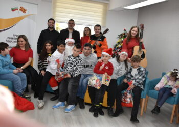 Новогодишна магија и насмевки во Клубот „Деца на Сонцето“ – градоначалникот Јанков и Дедо Мраз во празнична посета