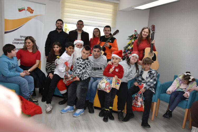 Новогодишна магија и насмевки во Клубот „Деца на Сонцето“ – градоначалникот Јанков и Дедо Мраз во празнична посета