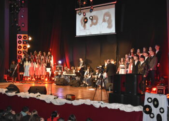 Рокенрол празнична магија: Учениците од СОУ „Јане Сандански“ по 15-ти пат ја вратија публиката во златната музичка ера