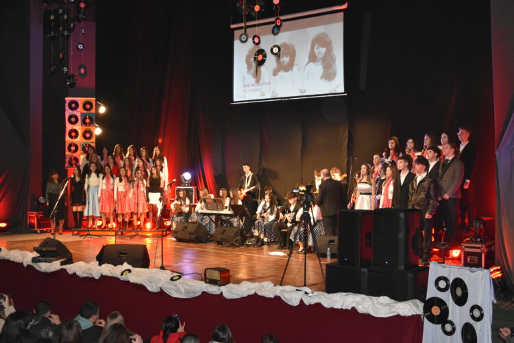 Рокенрол празнична магија: Учениците од СОУ „Јане Сандански“ по 15-ти пат ја вратија публиката во златната музичка ера