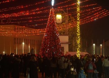 Почна предновогодишната еуфорија во Струмица – светна елката на градскиот плоштад