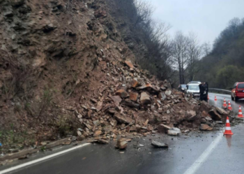 Одрон од карпа на автопатот Скопје – Велес кај тунелот „Бадар“, сообраќајот се одвива без застој