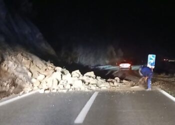 Одрон од карпа на автопатот Скопје – Велес кај тунелот „Бадар“, сообраќајот се одвива без застој