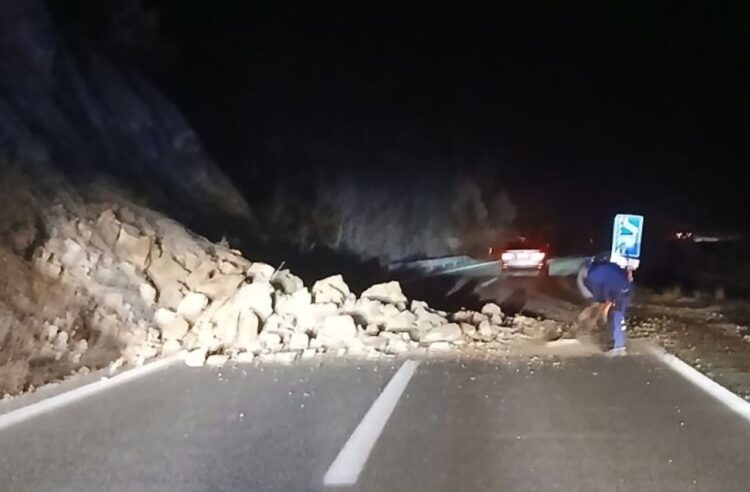 Одрон од карпа на автопатот Скопје – Велес кај тунелот „Бадар“, сообраќајот се одвива без застој