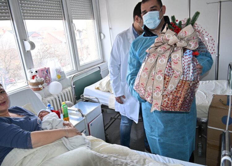 Градоначалникот Петар Јанков ги посети мајката и првиот жител на општина Струмица во Новата 2026-та