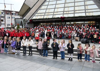 Река од детска радост ја исполни Струмица – Бадникова поворка и хуманитарен концерт во пресрет на Христовото раѓање