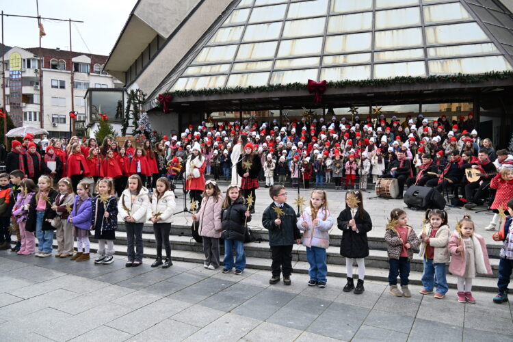 Река од детска радост ја исполни Струмица – Бадникова поворка и хуманитарен концерт во пресрет на Христовото раѓање
